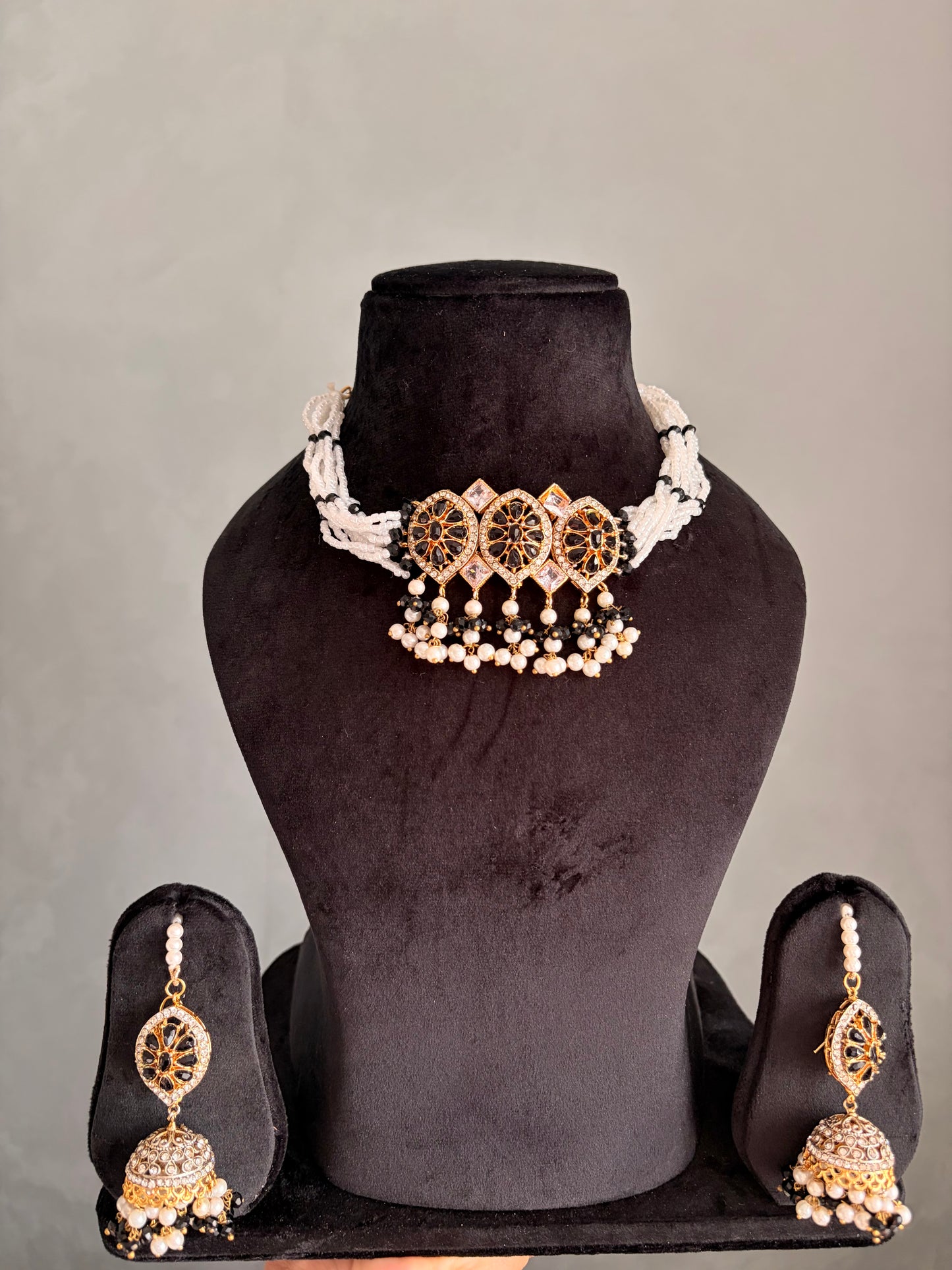 One off- black choker set