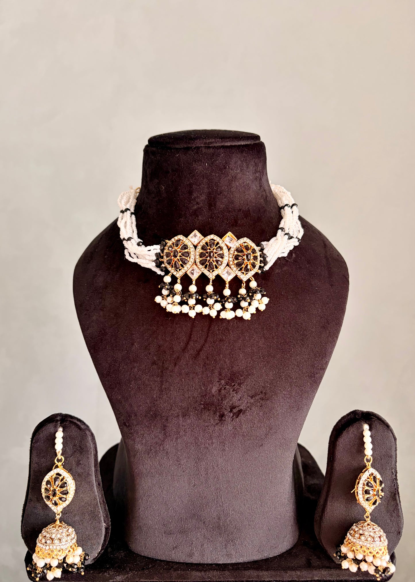 One off- black choker set