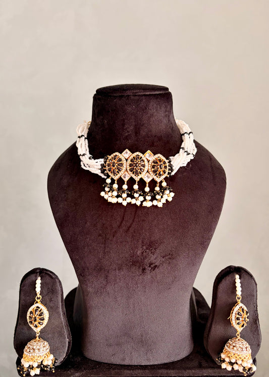 One off- black choker set
